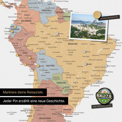 Dettaglio di una mappa del mondo magnetica come lavagna magnetica in Multicolor Sienna che mostra il Sud America con una foto appuntata e magneti da viaggio e vacanza