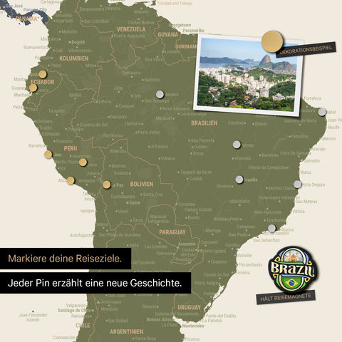 Dettaglio di una mappa del mondo magnetica come lavagna magnetica in Multicolor Vivid che mostra il Sud America con una foto appuntata e magneti da viaggio e vacanza