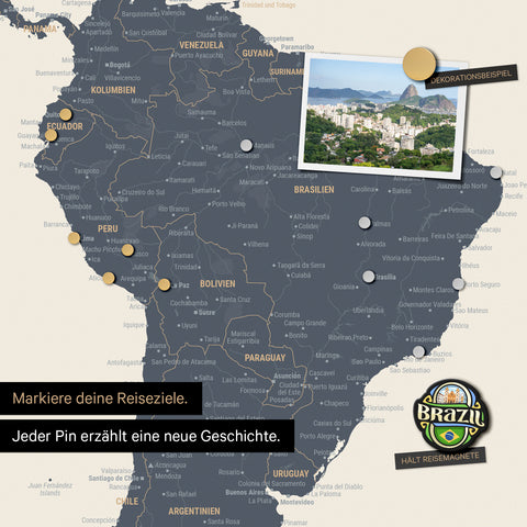 Dettaglio di una mappa del mondo magnetica come lavagna magnetica in Multicolor Navy Light che mostra il Sud America con una foto appuntata e magneti da viaggio e vacanza