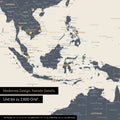 Dettaglio di una mappa magnetica del mondo in Multicolor Navy Light che mostra la mappa dell'Asia, con magneti che indicano le destinazioni di viaggio