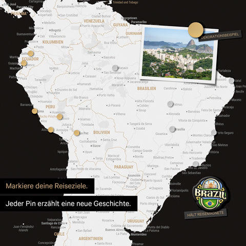 Dettaglio di una mappa del mondo magnetica come lavagna magnetica in bianco e nero che mostra il Sud America con una foto appuntata e magneti da viaggio e vacanza