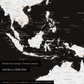 Dettaglio di una mappa magnetica del mondo in bianco e nero che mostra la mappa dell'Asia, sulla quale magneti indicano le destinazioni di viaggio