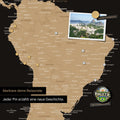 Dettaglio di una mappa del mondo magnetica come lavagna magnetica in Multicolor Sonar Black (nero-oro) che mostra il Sud America con una foto appuntata e magneti da viaggio e vacanza