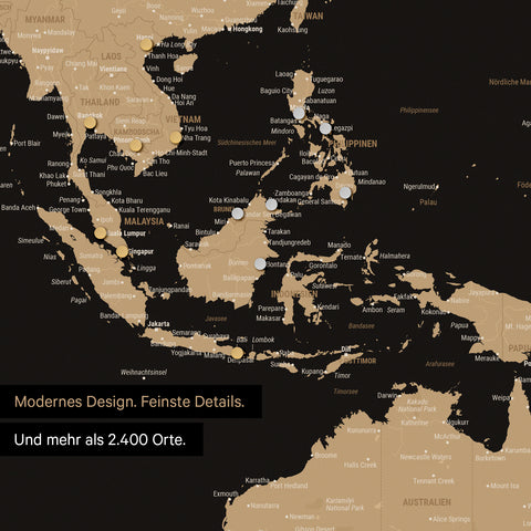 Dettaglio di una mappa magnetica del mondo in Multicolor Sonar Black (nero-oro) che mostra la mappa dell'Asia, con magneti che indicano le destinazioni di viaggio