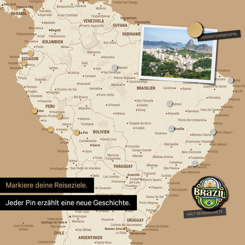 Dettaglio di una mappa del mondo magnetica come lavagna magnetica in Treasure Gold che mostra il Sud America con una foto appuntata e magneti da viaggio e vacanza