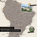 Dettaglio di una mappa del mondo magnetica come lavagna magnetica in Warmgray (marrone-grigio) che mostra il Sud America con una foto appuntata e magneti da viaggio e vacanza