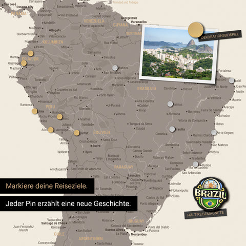 Dettaglio di una mappa del mondo magnetica come lavagna magnetica in Warmgray (marrone-grigio) che mostra il Sud America con una foto appuntata e magneti da viaggio e vacanza