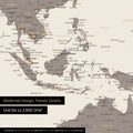 Dettaglio di una mappa magnetica del mondo in Warmgray (marrone-grigio) che mostra la mappa dell'Asia, con magneti che indicano le destinazioni di viaggio