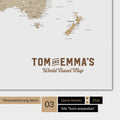 Mappa del mondo a colori multicolore beige con un logo vintage come personalizzazione moderna