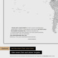 Mappa del mondo a colori Multicolor Grigio con citazione stampata di Anthony Bourdain, che può essere sostituita con qualsiasi altra citazione durante la personalizzazione