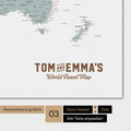 Mappa del mondo a colori Multicolor Light con un logo vintage come personalizzazione moderna