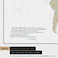 Mappa del mondo a colori Multicolor Sage con citazione stampata di Anthony Bourdain, che può essere sostituita con qualsiasi altra citazione durante la personalizzazione
