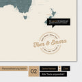 Mappa del mondo a colori Multicolor Vivid con un logo vintage come personalizzazione moderna