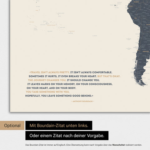 Mappa del mondo in colore Navy Light con citazione stampata di Anthony Bourdain, che può essere sostituita con qualsiasi altra citazione durante la personalizzazione