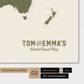 Mappa del mondo in colore verde oliva con un logo vintage come personalizzazione moderna