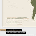 Mappa del mondo in colore verde oliva con citazione stampata di Anthony Bourdain, che può essere sostituita con qualsiasi altra citazione durante la personalizzazione
