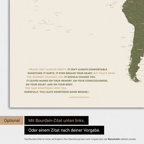 Mappa del mondo in colore verde oliva con citazione stampata di Anthony Bourdain, che può essere sostituita con qualsiasi altra citazione durante la personalizzazione