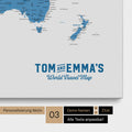 Personalizzazione di una Mappa per puntine del mondo in blu con un logo in stile vintage, in cui è possibile modificare i nomi e la sottolinea "World Travel Map"