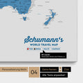 Mappa per puntine tela di una mappa del mondo in blu con personalizzazione come logo con cognome e legenda