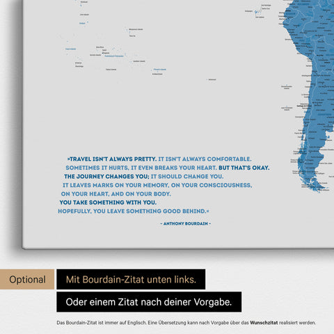 Mappa del mondo in blu con citazione stampata di Anthony Bourdain, che può essere sostituita con qualsiasi altra citazione durante la personalizzazione