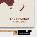 Personalizzazione di una Mappa per puntine del mondo in rosso bordeaux con un logo in stile vintage, in cui è possibile modificare i nomi e la sottolinea "World Travel Map"