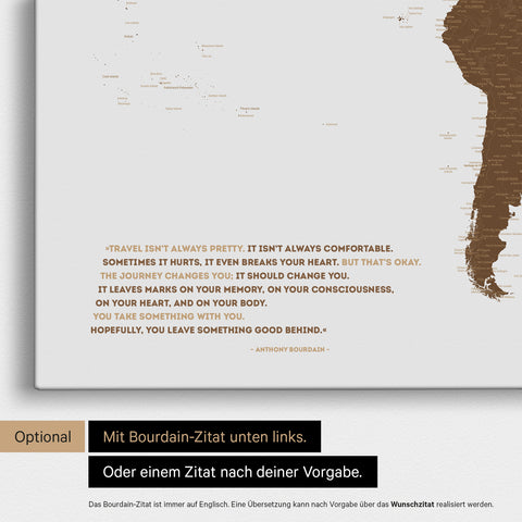 Mappa del mondo marrone con citazione stampata di Anthony Bourdain, che può essere sostituita con qualsiasi altra citazione durante la personalizzazione