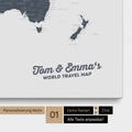 Mappa del mondo come Mappa per puntine su tela in Denim Blue con personalizzazione e stampa dei tuoi nomi