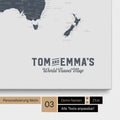 Personalizzazione di una Mappa per puntine del mondo in Denim Blue con un logo in stile vintage, in cui è possibile modificare i nomi e la didascalia "World Travel Map"