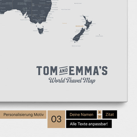 Personalizzazione di una Mappa per puntine del mondo in Denim Blue con un logo in stile vintage, in cui è possibile modificare i nomi e la didascalia "World Travel Map"