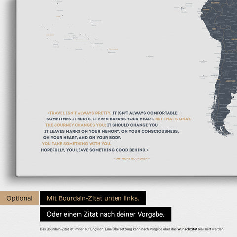 Mappa del mondo in Denim Blue con citazione stampata di Anthony Bourdain, che può essere sostituita con qualsiasi altra citazione durante la personalizzazione