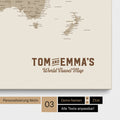 Personalizzazione di una Mappa per puntine del mondo in Desert Sand (beige) con un logo in stile vintage, in cui è possibile modificare i nomi e la sottotitolo "World Travel Map"