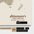 Mappa per puntine su tela di una mappa del mondo in Desert Sand (beige) con personalizzazione come logo con cognome e legenda