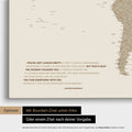 Mappa del mondo in Desert Sand (beige) con citazione stampata di Anthony Bourdain, che può essere sostituita con qualsiasi altra citazione durante la personalizzazione