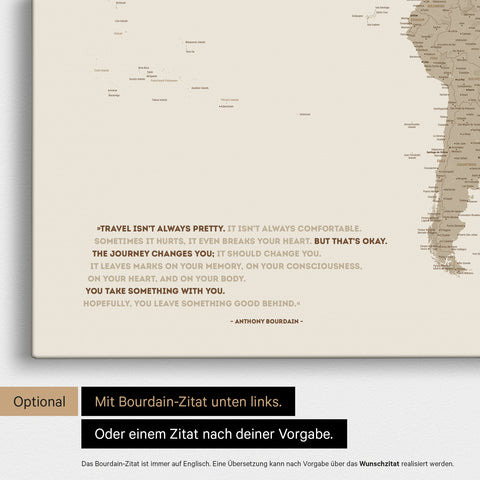Mappa del mondo in Desert Sand (beige) con citazione stampata di Anthony Bourdain, che può essere sostituita con qualsiasi altra citazione durante la personalizzazione