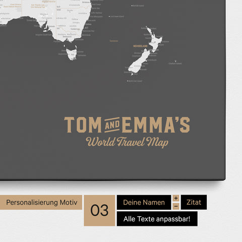Personalizzazione di una Mappa per puntine del mondo in grigio scuro con un logo in stile vintage, in cui è possibile modificare i nomi e la sottolinea "World Travel Map"
