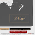 Mappa del mondo come Mappa da puntine in grigio scuro, sulla quale può essere stampato un logo aziendale e possono essere effettuate ulteriori personalizzazioni come realizzazioni su misura