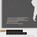 Mappa del mondo in grigio scuro con citazione impressa di Anthony Bourdain, che può essere sostituita con qualsiasi altra citazione durante la personalizzazione