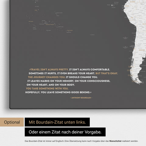 Mappa del mondo in grigio scuro con citazione impressa di Anthony Bourdain, che può essere sostituita con qualsiasi altra citazione durante la personalizzazione