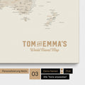 Personalizzazione di una Mappa per puntine del mondo in oro con un logo in stile vintage, in cui è possibile modificare i nomi e la didascalia «World Travel Map»