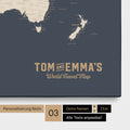 Personalizzazione di una Mappa per puntine del mondo in Hale Navy (blu scuro oro) con un logo in stile vintage, in cui è possibile modificare i nomi e il sottotitolo "World Travel Map"