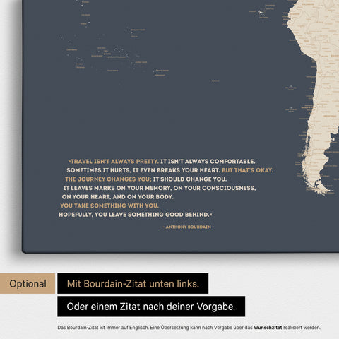 Mappa del mondo in Hale Navy (blu scuro oro) con citazione stampata di Anthony Bourdain, che può essere sostituita con qualsiasi altra citazione durante la personalizzazione