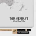 Personalizzazione di una Mappa per puntine del mondo in grigio chiaro con un logo in stile vintage, in cui è possibile modificare i nomi e la sottolinea "World Travel Map"
