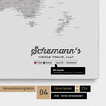 Mappa per puntine tela di una mappa del mondo in grigio chiaro con personalizzazione come logo con cognome e legenda