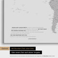 Mappa del mondo in grigio chiaro con citazione stampata di Anthony Bourdain, che può essere sostituita con qualsiasi altra citazione durante la personalizzazione