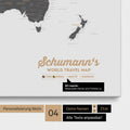 Mappa per puntine su tela di una mappa del mondo in grigio chiaro con personalizzazione come logo con cognome e legenda
