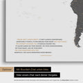 Mappa del mondo in grigio chiaro con citazione stampata di Anthony Bourdain, che può essere sostituita con qualsiasi altra citazione durante la personalizzazione