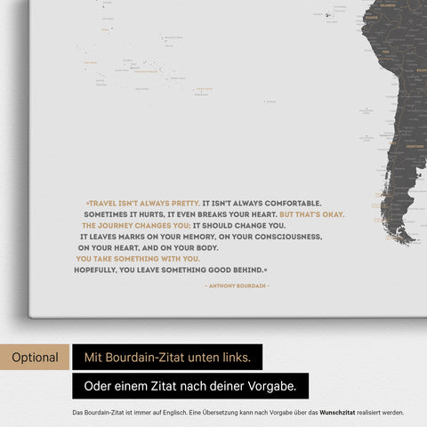 Mappa del mondo in grigio chiaro con citazione stampata di Anthony Bourdain, che può essere sostituita con qualsiasi altra citazione durante la personalizzazione