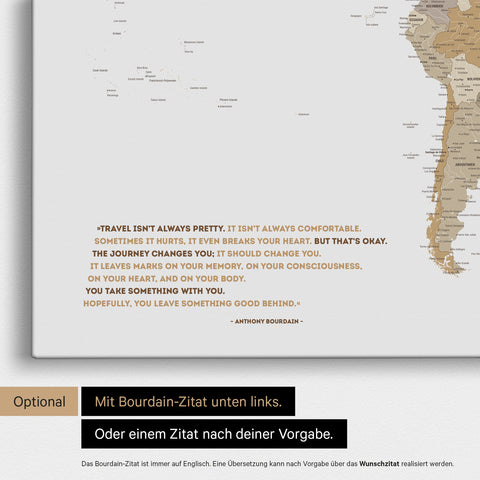 Mappa del mondo multicolore beige con citazione stampata di Anthony Bourdain, che può essere sostituita con qualsiasi altra citazione durante la personalizzazione