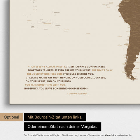 Mappa del mondo in marrone multicolore con citazione stampata di Anthony Bourdain, che può essere sostituita con qualsiasi altra citazione durante la personalizzazione