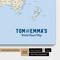 Personalizzazione di una Mappa per puntine del mondo multicolore Atlas con un logo in stile vintage, in cui è possibile modificare i nomi e la didascalia „World Travel Map“